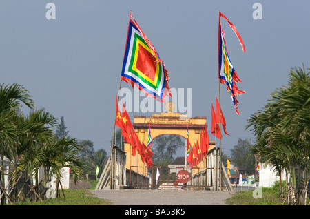 Denkmal-Portal zu Ho Chi Minh Hien Luong Brücke über den Ben-Hai-Fluss in Quang Tri Provinz Vietnam Stockfoto