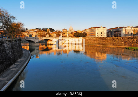 Am frühen Morgen Blick auf Ponte Vittorio Emanuele und Fluss Tiber aus Ponte Sant' Angelo Stockfoto