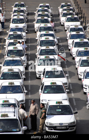 Taxis warten vor dem Atocha Bahnhof Madrid-Spanien Stockfoto