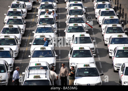 Taxis warten vor dem Bahnhof Atocha, Madrid, Spanien Stockfoto