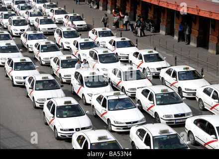 Taxis warten vor dem Bahnhof Atocha Madrid Spanien Stockfoto