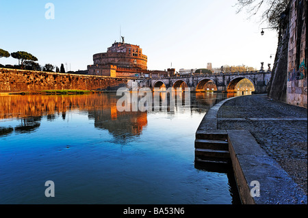 Am frühen Morgen Blick auf Ponte Sant' Angelo und Castel San' Angelo vom Ostufer des Flusses Tiber Stockfoto