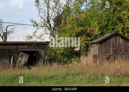 Ein verlassenes altes hölzernes Bauernhaus mit einer Scheune ländliche Landschaft in den USA, in den USA, keine horizontale Hi-res Stockfoto