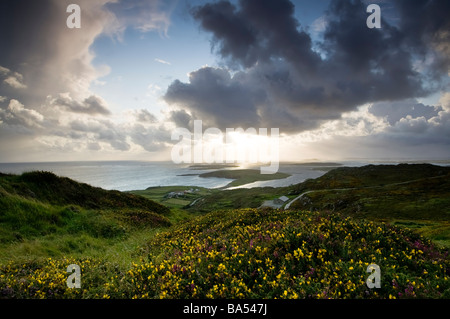 Blick vom Sky Road in der Nähe von Clifden in der Grafschaft Galway Küste mit Blick auf Sonnenuntergang Stockfoto