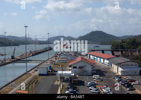 Blick nach Norden von Miraflores Dock auf einem alten Containerschiff über zu kommen, im Vordergrund ein Parkplatz und Bahn verfolgen. Stockfoto