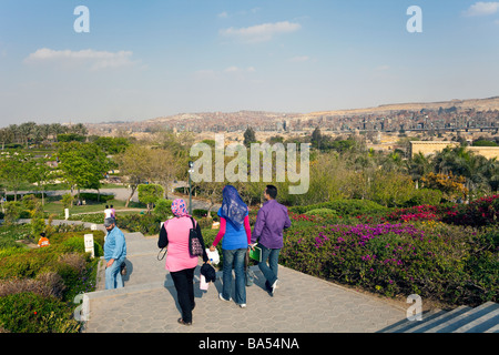 Ägypter, die zu Fuß in der al-Azhar-Park, Kairo, Ägypten Stockfoto