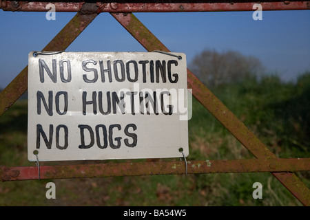 kein schießen keine Jagd keine Hunde einen alten rostigen Metall Tor Eingang zu einem Feld anmelden Stockfoto