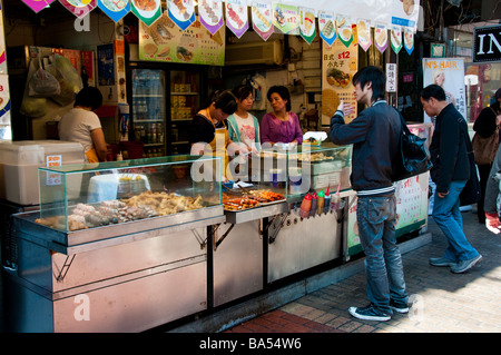 Garküche mit typisch chinesisches Essen Stockfoto