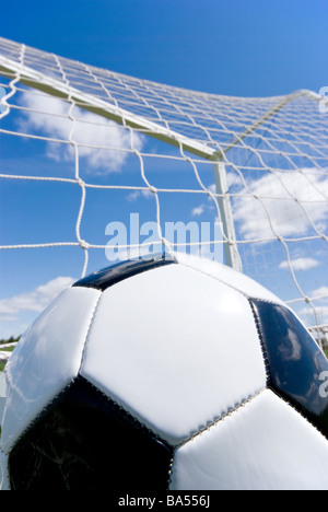 Soccer ball nahe bis in Ziel netto, niedrigen Winkel Ansicht Stockfoto