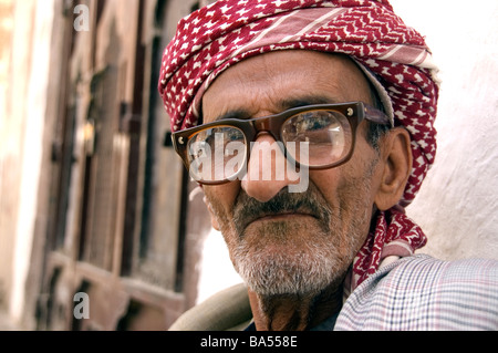 Eine Nahaufnahme von eines alten Mannes Gesicht in die Altstadt von Sanaa, Jemen Stockfoto