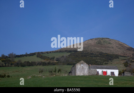 alten historischen Bauernhaus unter Sugarloaf Hügel in Sturgan Brae in South Armagh Grafschaft Armagh Nordirland Vereinigtes Königreich Stockfoto