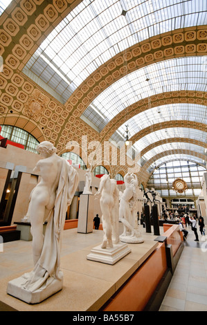 Musée d'Orsay Haupthalle Innenskulpturen Großuhr Paris Frankreich // PARIS, Frankreich — der Haupthalle des Musée d'Orsay zeigt seine große Uhr und verschiedene Skulpturen. Dieses berühmte Kunstmuseum befindet sich im ehemaligen Bahnhof Gare d'Orsay, einem Bahnhof der Beaux-Arts, und widmet sich der französischen Kunst von 1848 bis 1915. Die umfangreiche Sammlung konzentriert sich vor allem auf impressionistische und postimpressionistische Meisterwerke. Bekannte Maler wie Pierre-Auguste Renoir, Paul Cézanne, Claude Monet und Edgar Degas sind vertreten. Das Musée d’Orsay ist eine bedeutende kulturelle Einrichtung in Paris, Île-de-France. Stockfoto