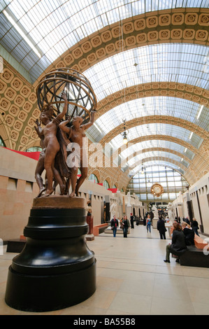 Musée d'Orsay Haupthalle die vier Teile der Welt Skulptur Paris Frankreich // PARIS, Frankreich — das Gipsmodell der vier Teile der Welt (Les Quatre Parties du Monde) von Jean-Baptiste Carpeaux ist eine zentrale Skulptur im Haupthalle des Musée d'Orsay. Dieser große Saal war ursprünglich die Halle des Gare d’Orsay, einem Bahnhof der Beaux-Arts, der für die Weltausstellung 1900 gebaut wurde. Das 1986 eröffnete Museum widmet sich der französischen Kunst von 1848 bis 1914. Es enthält eine umfangreiche Sammlung von Meisterwerken von Malern wie Renoir, Cézanne, Monet und Degas. Das legendäre Original STAT Stockfoto