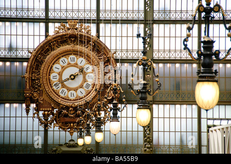 Musée d'Orsay Ornate Uhr Haupthalle Paris Frankreich // PARIS, Frankreich — die kunstvolle Uhr im Haupthalle des Musée d'Orsay ist ein ikonischer Zeitmesser. Es ist ein herausragendes Merkmal der großartigen Architektur des Museums, das sich im ehemaligen Bahnhof Gare d'Orsay befindet. Ursprünglich für die Weltausstellung 1900 erbaut, wurde das Gebäude 1986 in ein Museum umgewandelt. Dieses Wahrzeichen, bekannt für seine Sammlung impressionistischer und post-impressionistischer Kunst, befindet sich am linken Ufer der seine in Paris. Stockfoto