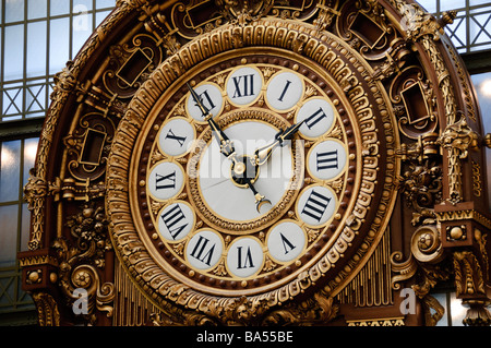 PARIS, Frankreich, reich verzierte Uhr in der Haupthalle des Musée d'Orsay Stockfoto