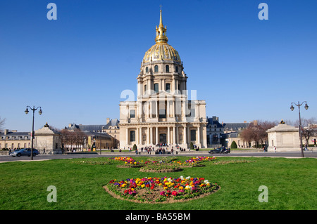 PARIS, Frankreich – die goldene Kuppel von Les Invalides glänzt im Sonnenlicht und dominiert die Pariser Skyline. Der weitläufige Barockkomplex mit Napoleons Grab und Militärmuseen ist ein Zeugnis der französischen Geschichte und Architektur. Stockfoto