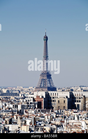 Eiffelturm über den Dächern von Paris Paris Frankreich // PARIS, Frankreich – der Eiffelturm ist an einem klaren, sonnigen Morgen deutlich sichtbar vor der Skyline von Paris. Sein ikonisches Eisengitter ragt über den Dächern der Stadt. Der von Gustave Eiffel entworfene schmiedeeiserne Turm wurde 1889 für die Exposition Universelle gebaut. Er ist 330 Meter (1.083 Fuß) hoch, einschließlich seiner Antenne. Der Eiffelturm ist ein weltweites Kultursymbol Frankreichs und eines der bekanntesten Bauwerke der Welt. Sie befindet sich am Champ de Mars in Paris, Île-de-France. Stockfoto