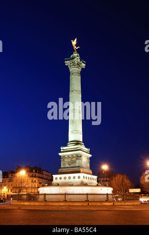 Colonne de Juillet Juli-Säule Monument der Französischen Revolution Place de La Bastille Paris Frankreich / PARIS, Frankreich — die Colonne de Juillet (Juli-Säule) steht in der Mitte des Place de la Bastille, deren vergoldete Bronzestatue der Génie de la Liberté (Geist der Freiheit) auf dem Gipfel glänzt. Die Säule wurde errichtet, um an die Juli-Revolution von 1830 zu erinnern, die zur Abdankung von König Karl X. führte und nicht zum Sturm auf die Bastille im Jahr 1789 – obwohl der Platz den Ort des abgerissenen Gefängnisses markiert. Mit einer Höhe von 50,5 Metern (166 Fuß) ist es ein prominentes Wahrzeichen im 11. Arrondissement Stockfoto