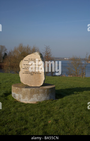 Stein in Craigavon Park neben Craigavon Seen zum Gedenken an Königin Elizabeth II Golden Jubilee mit der Pflanzung von 50 Eiche tre Stockfoto