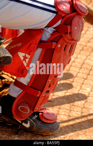 Jugend in Baseball Einbaum Sport die neueste Technologie in schützende Sicherheit Ausrüstung Stockfoto