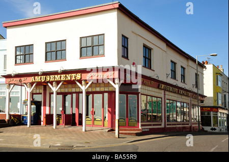 WALTON-ON-THE NAZE, ESSEX, Großbritannien - 05. APRIL 2009: Außenansicht der Amusement Arcade am Meer Stockfoto