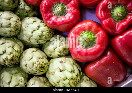 Paprika und Artischocken Mercat la Boqueria Las Ramblas Barcelona Spanien Stockfoto