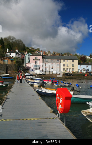 Eine Gruppe von Menschen tragen Schwimmwesten Ankunft in Dittisham Dorf Kai am Fluss Dart, Devon, England, UK Stockfoto