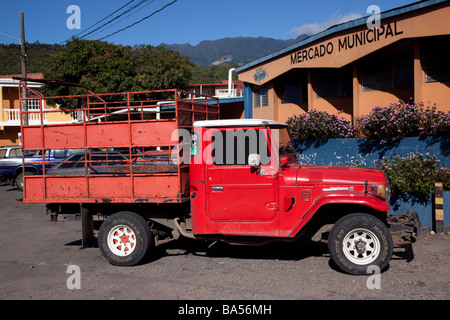 Eine alte Toyota Pick-up LKW geparkt außerhalb des zentralen Marktes in Boquete, Panama. Stockfoto