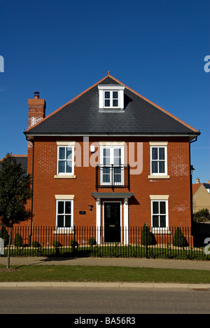 Stadthaus auf der neu errichteten Ravenswood Wohnsiedlung auf dem ehemaligen Flughafen von Ipswich, Suffolk, UK. Stockfoto