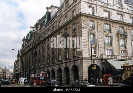 London, The Ritz Hotel, Piccadilly, Blick nach Osten entlang Piccadilly. Stockfoto