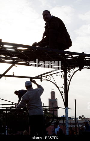Standinhaber konstruieren die Metallrahmen ihre Imbissstände in Vorbereitung der Abend Rush, Platz Jemaa el Fna, Marrakesch Stockfoto