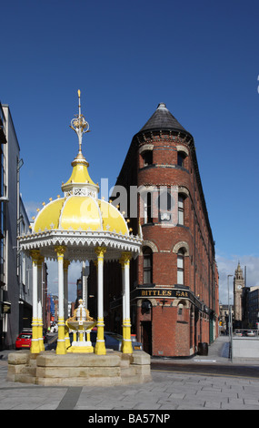 19. Jahrhundert Belfast Wahrzeichen der Jaffe Brunnen gebisslose Bar der schiefen Glockenturm Stockfoto