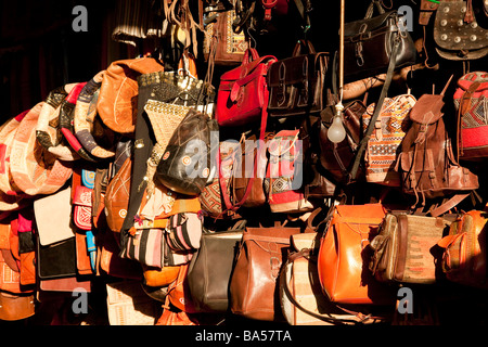 Auswahl an verschiedenen Designs der traditionellen Hand gemacht Ledertaschen auf dem Display in der Abendsonne in den Souks von Marrakesch Stockfoto