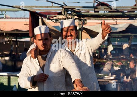 Lokale marokkanische arabische Restaurant-Köche, die Arbeiten an den beliebten beschäftigt Imbissständen des Platzes Jemaa el Fna, Marrakesch Stockfoto