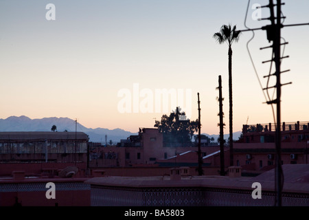 Sonnenaufgang in der Medina von Marrakesch mit dem Atlas-Gebirge im Hintergrund Stockfoto