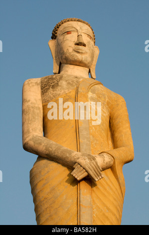 Hügel-Buddha am Wat Khao Tham Talu in Ratchaburi Provinz Thailand Stockfoto