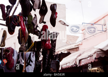 Ein Stall in den Souks bieten Schuhe und Footwaer für den Verkauf in der Medina, Marrakesch Stockfoto