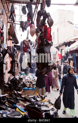 Ein Stall in den Souks bieten Schuhe und Footwaer für den Verkauf in der Medina, Marrakesch Stockfoto