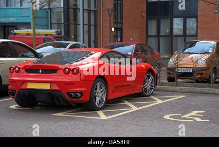 Ferrari Auto rücksichtslos in einen behinderten Parkplatz geparkt Stockfoto