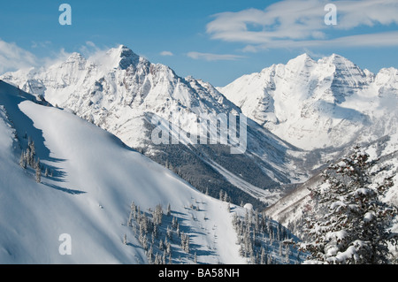 Pyramid Peak und die Maroon Bells von oben der Loge Peak, Skigebiet Aspen Highlands, Aspen, Colorado. Stockfoto