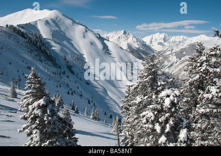 Skifahrer steigen Highland Peak von oben der Loge Peak, Skigebiet Aspen Highlands, Aspen, Colorado. Stockfoto