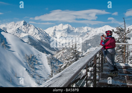 Frau Fotografien Pyramid Peak und Maroon Bells aus der Loge Peak Ski patrol Kabine, Skigebiet Aspen Highlands, Aspen, Colorado. Stockfoto