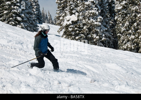 Telemark-Skifahrer befasst sich mit gehackten Pulver, Skigebiet Aspen Highlands, Aspen, Colorado. Stockfoto