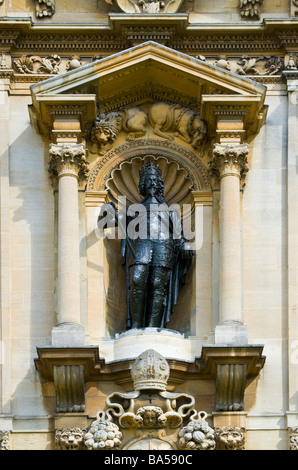 Oxford, England, Vereinigtes Königreich. Str. Johns Hochschule. Canterbury Quad (1631-36) Statue von König Charles I (von Hubert de Sueur - 1633) Stockfoto