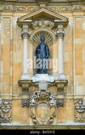 Oxford, England, Vereinigtes Königreich. Str. Johns Hochschule. Canterbury Quad (1631-36) Statue von Henrietta Maria Stockfoto