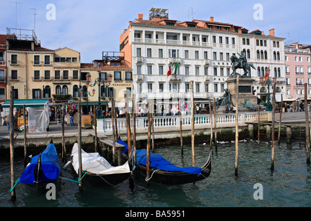 Gondeln vor Anker in der Lagune an Uferpromenade Riva Degli Schiavoni in Venedig, Italien, Europa. Stockfoto