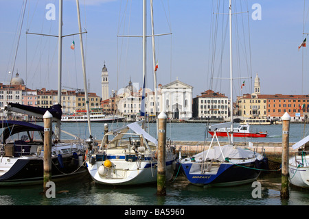 Yachten ankern in der Marina San Giorgio Maggiore und der Blick zurück nach Venedig, Italien. Stockfoto