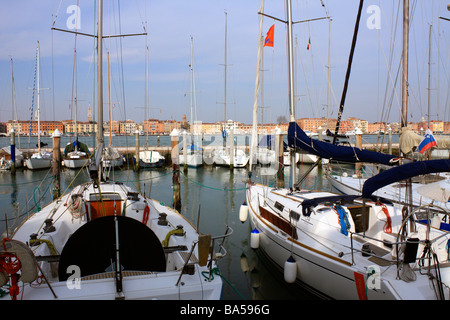 Yachten ankern in der Marina San Giorgio Maggiore und der Blick zurück nach Venedig, Italien. Stockfoto