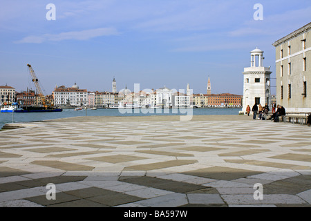 Mosaike Fliesen vor der Kirche San Giorgio Maggiore und der Blick zurück nach Venedig, Italien. Stockfoto