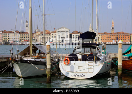 Yachten ankern in der Marina San Giorgio Maggiore und der Blick zurück nach Venedig, Italien. Stockfoto